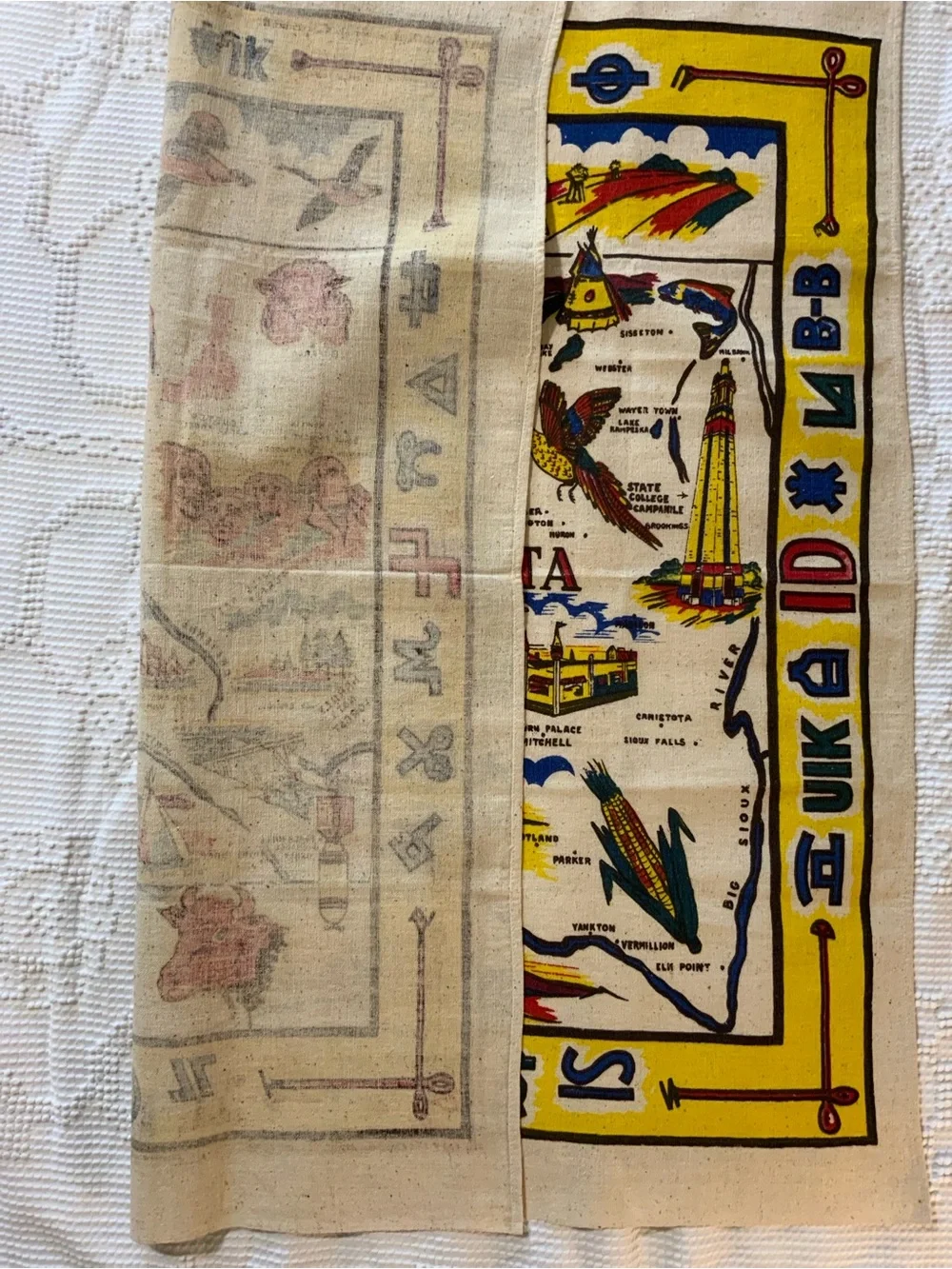 South Dakota Vintage-Style Cotton Wall Art in Yellow, Red, Blue - Picture 6 of 7